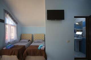Отель Hotel Balcony Кутаиси Четырехместный номер с ванной комнатой-4