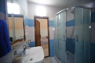 Отель Hotel Balcony Кутаиси Четырехместный номер с ванной комнатой-11