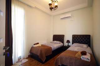 Отель Hotel Balcony Кутаиси Двухместный номер с 2 отдельными кроватями и балконом-7