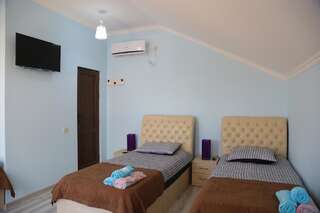 Отель Hotel Balcony Кутаиси Четырехместный номер с ванной комнатой-2